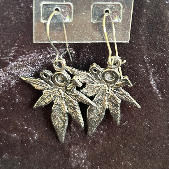 🍓VINTAGE DEADSTOCK POT EARRINGS WEED MARY JANE EARRINGS - Picture 2 of 3